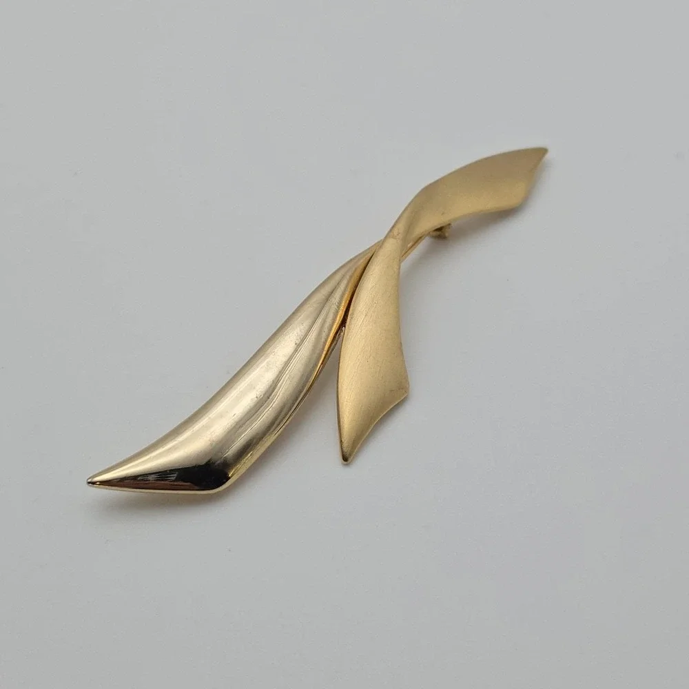Vtg Signed TONA Brooch Pin Ribbon Striking Polished & Brushed Gold Plate 3.5